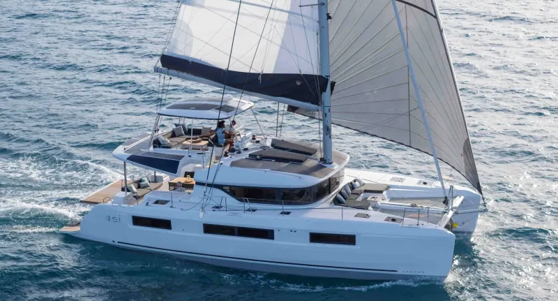 Lagoon 51: catamarano Lagoon 51 in navigazione a vela, visto di tre quarti