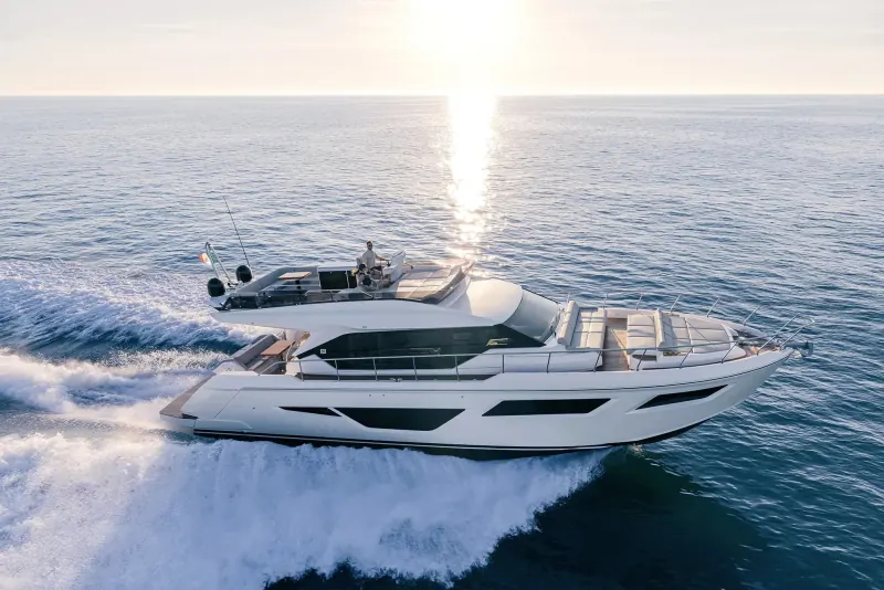 Ferretti Yachts 580: Ferretti Yachts 580 in navigazione controluce, col sole basso