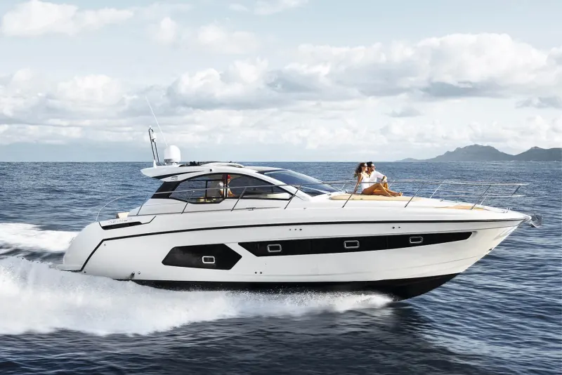 Azimut 43: Azimut Atlantis 43 bianco in navigazione, visto di lato