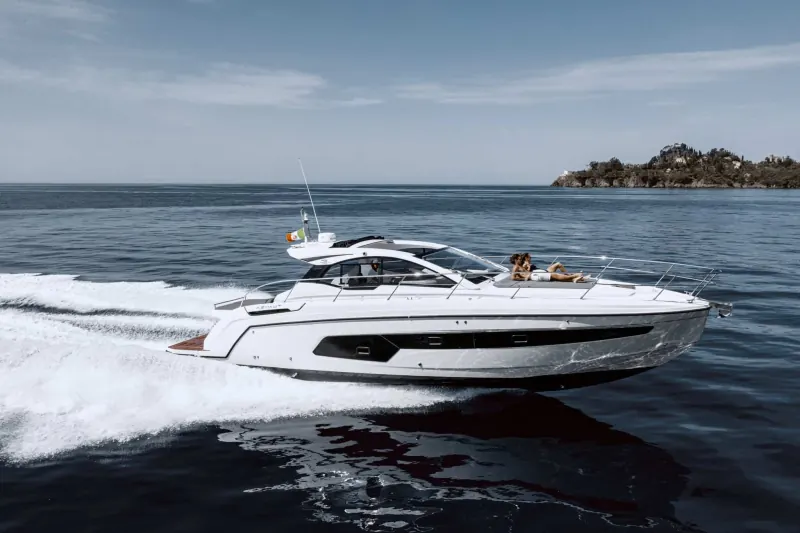 Azimut 45: Azimut Atlantis 45 bianco in navigazione davanti a Portofino